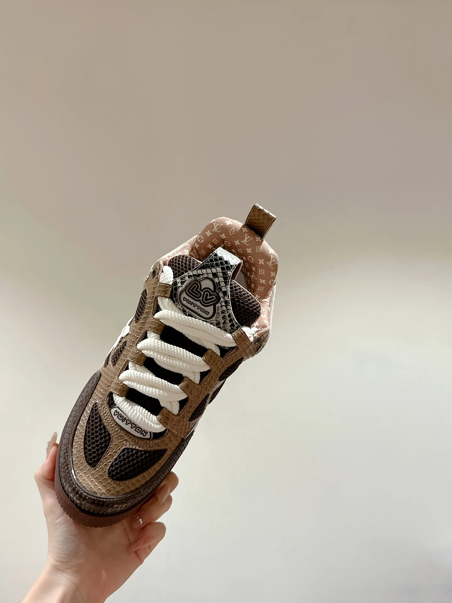 👟👟Ex-factory price 800👟👟 Louis Vuiton·Louis Vuitton🍀 🍀 LV Skate series bread shoes-skateboard shoes-basketball shoes-casual sports shoes top version🔝original purchase, development and production👍🏻[Fireworks] LV Skate has continued The View professional skateboard shoes since 2020. This style continues the fat version of the 90s. Designers added playful touches such as an open mesh tongue and exaggerated laces that pay homage to Axion, es and DC. Unlike your typical skate shoe, this LVSK8 sneaker is made from nubuck leather with TPU trim and Monogram texture. Finally, there are the logos on the heel and tongue as well as the floral pattern on the side. ☑️ Fabric: Original customized first-layer cowhide + breathable mesh ☑️ Lining: Original imported breathable mesh ☑️ Size: Female 35-40 Male 39-44 (Female 40, Male 45.46 customized, non-refundable)